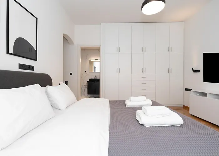 Kolonaki Elegant Apartment With Balcony
